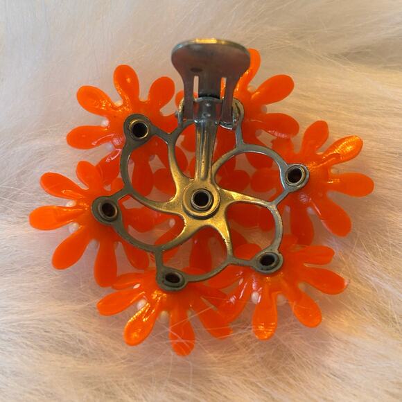 Vintage 1960s Retro MOD Orange Plastic Rhinestone Floral Clip Earrings - Picture 4 of 5